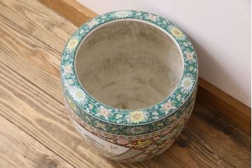 アンティーク雑貨　古民具・骨董　十錦手草花紋と窓絵が華やかな瀬戸火鉢