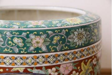 アンティーク雑貨　古民具・骨董　十錦手草花紋と窓絵が華やかな瀬戸火鉢