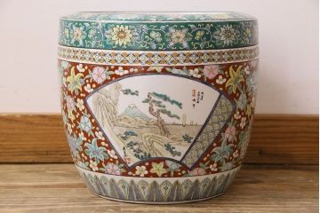 アンティーク雑貨　古民具・骨董　十錦手草花紋と窓絵が華やかな瀬戸火鉢