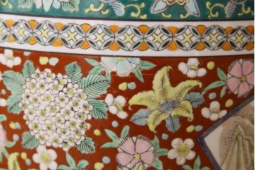 アンティーク雑貨　古民具・骨董　十錦手草花紋と窓絵が華やかな瀬戸火鉢