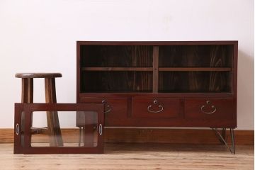 アンティーク家具　和モダン　鉄脚付き!クリアガラス引き戸の漆がきれいな箪笥ローボード