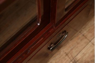 アンティーク家具　和モダン　鉄脚付き!クリアガラス引き戸の漆がきれいな箪笥ローボード