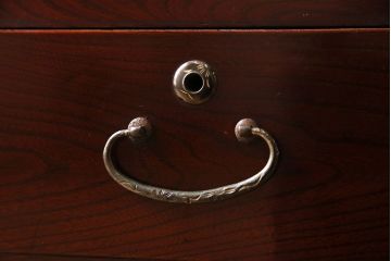 アンティーク家具　和モダン　鉄脚付き!クリアガラス引き戸の漆がきれいな箪笥ローボード