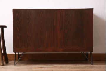 アンティーク家具　和モダン　鉄脚付き!クリアガラス引き戸の漆がきれいな箪笥ローボード