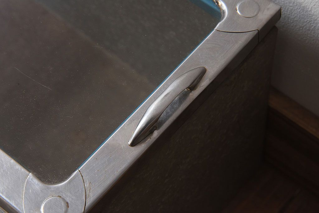 レトロ家具　和製アンティーク　レトロな味わい　シャビーな魅力の駄菓子屋さんブリキガラスケース