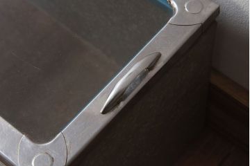 レトロ家具　和製アンティーク　レトロな味わい　シャビーな魅力の駄菓子屋さんブリキガラスケース