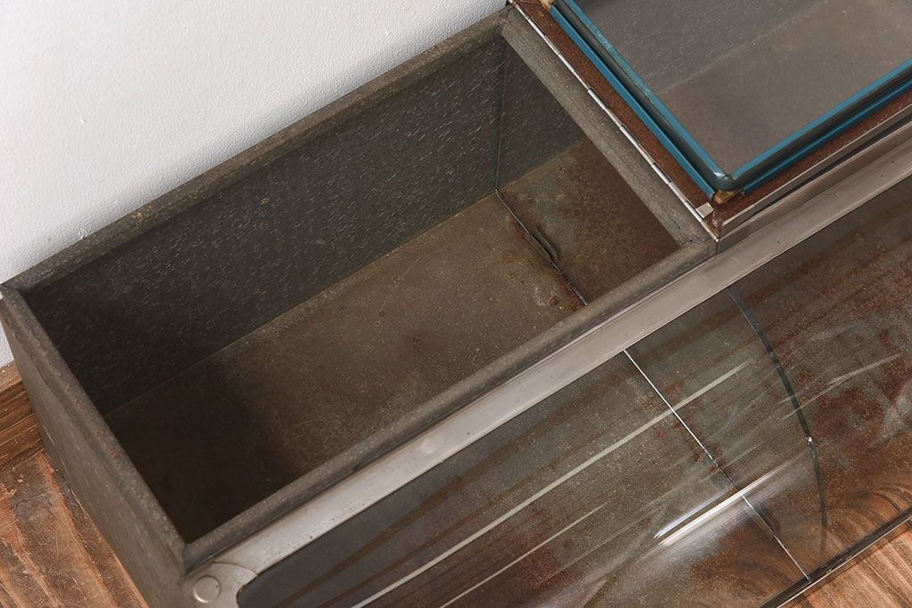 レトロ家具　和製アンティーク　レトロな味わい　シャビーな魅力の駄菓子屋さんブリキガラスケース