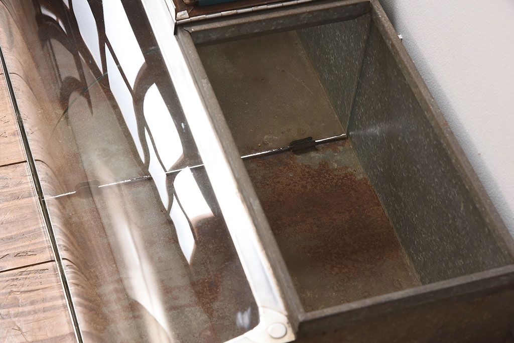 レトロ家具　和製アンティーク　レトロな味わい　シャビーな魅力の駄菓子屋さんブリキガラスケース