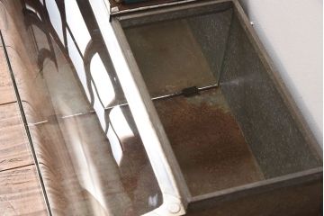 レトロ家具　和製アンティーク　レトロな味わい　シャビーな魅力の駄菓子屋さんブリキガラスケース