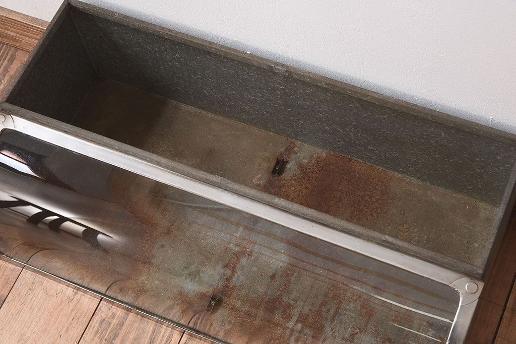 レトロ家具　和製アンティーク　レトロな味わい　シャビーな魅力の駄菓子屋さんブリキガラスケース