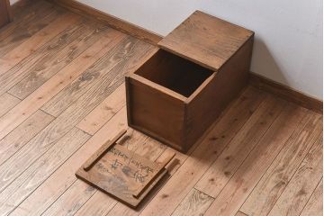 アンティーク雑貨　昭和レトロ　古い味わいのあるアンティーク木箱(収納箱・道具箱)