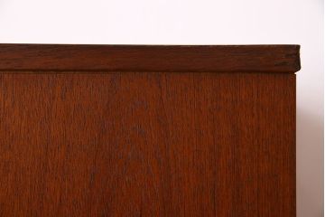 北欧家具　チーク材製　シンプルでスタイリッシュなデザインの脚付きサイドボード