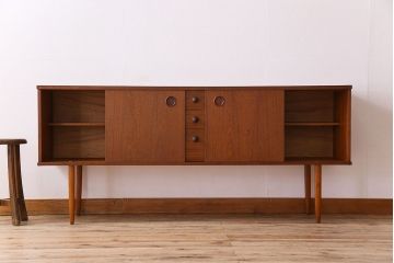 北欧家具　チーク材製　シンプルでスタイリッシュなデザインの脚付きサイドボード