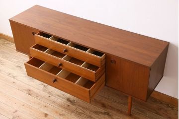 北欧家具　チーク材製　シンプルでスタイリッシュなデザインの脚付きサイドボード