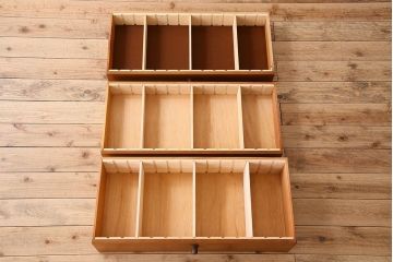 北欧家具　チーク材製　シンプルでスタイリッシュなデザインの脚付きサイドボード