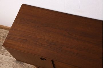 北欧家具　チーク材製　シンプルでスタイリッシュなデザインの脚付きサイドボード