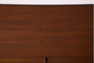 北欧家具　チーク材製　シンプルでスタイリッシュなデザインの脚付きサイドボード