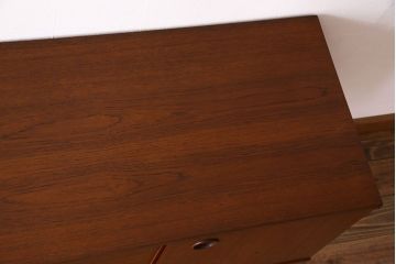 北欧家具　チーク材製　シンプルでスタイリッシュなデザインの脚付きサイドボード