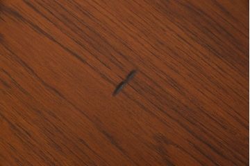 北欧家具　チーク材製　シンプルでスタイリッシュなデザインの脚付きサイドボード