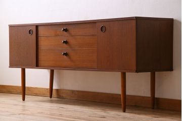 北欧家具　チーク材製　シンプルでスタイリッシュなデザインの脚付きサイドボード