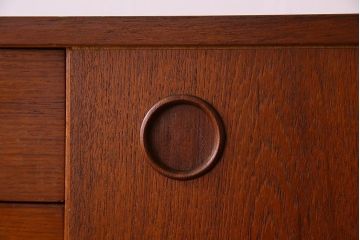 北欧家具　チーク材製　シンプルでスタイリッシュなデザインの脚付きサイドボード