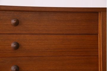 北欧家具　チーク材製　シンプルでスタイリッシュなデザインの脚付きサイドボード