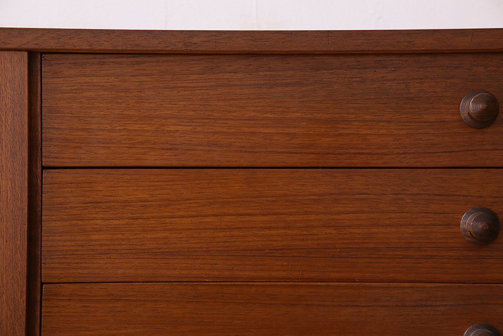 北欧家具　チーク材製　シンプルでスタイリッシュなデザインの脚付きサイドボード