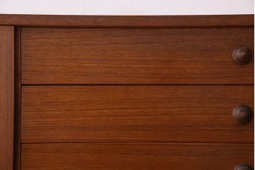 北欧家具　チーク材製　シンプルでスタイリッシュなデザインの脚付きサイドボード