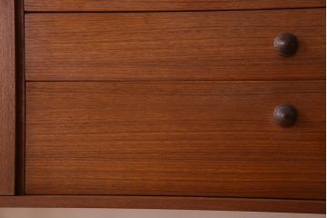 北欧家具　チーク材製　シンプルでスタイリッシュなデザインの脚付きサイドボード