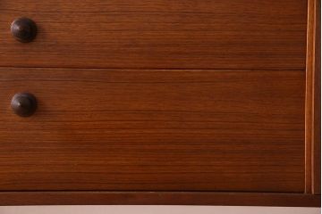 北欧家具　チーク材製　シンプルでスタイリッシュなデザインの脚付きサイドボード