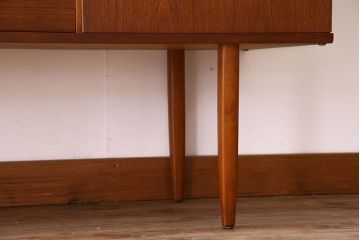 北欧家具　チーク材製　シンプルでスタイリッシュなデザインの脚付きサイドボード