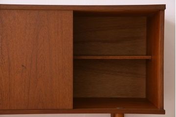 北欧家具　チーク材製　シンプルでスタイリッシュなデザインの脚付きサイドボード