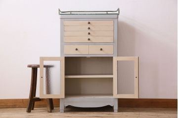 レトロ家具　アンティークペイント　デザインガラスが美しいレトロなデンタルキャビネット