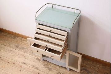レトロ家具　アンティークペイント　デザインガラスが美しいレトロなデンタルキャビネット