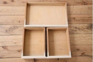 レトロ家具　アンティークペイント　デザインガラスが美しいレトロなデンタルキャビネット