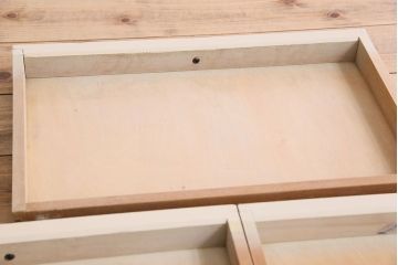 レトロ家具　アンティークペイント　デザインガラスが美しいレトロなデンタルキャビネット