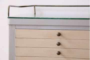 レトロ家具　アンティークペイント　デザインガラスが美しいレトロなデンタルキャビネット