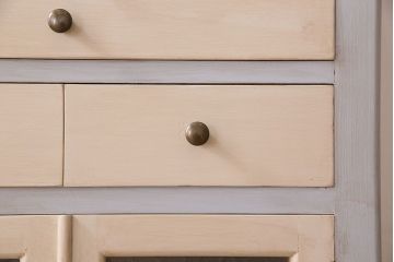 レトロ家具　アンティークペイント　デザインガラスが美しいレトロなデンタルキャビネット