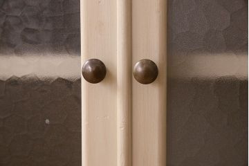 レトロ家具　アンティークペイント　デザインガラスが美しいレトロなデンタルキャビネット