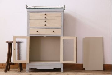 レトロ家具　アンティークペイント　デザインガラスが美しいレトロなデンタルキャビネット