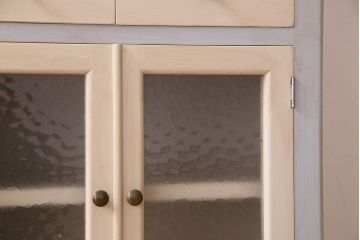 レトロ家具　アンティークペイント　デザインガラスが美しいレトロなデンタルキャビネット