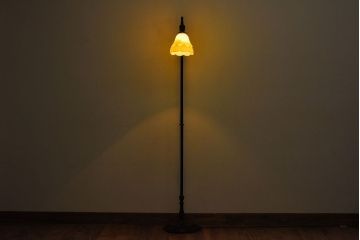 アンティーク　アイアン製!お洒落なデザインのウランガラスシェードフロアスタンド