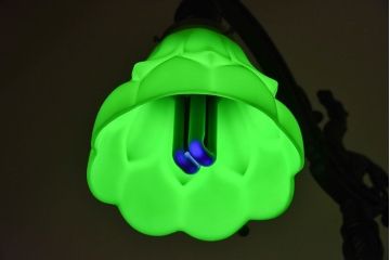 アンティーク　アイアン製!お洒落なデザインのウランガラスシェードフロアスタンド