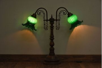 中古　色ガラスが美しいエレガントなスタンドライト