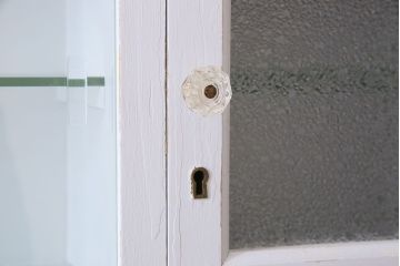 アンティーク家具　アンティークペイント　ガラス取っ手がお洒落なデンタルケース(ケビント・キャビネット)