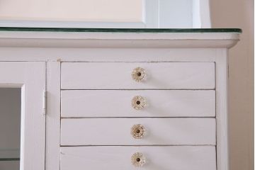 アンティーク家具　アンティークペイント　ガラス取っ手がお洒落なデンタルケース(ケビント・キャビネット)