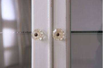 アンティーク家具　アンティークペイント　ガラス取っ手がお洒落なデンタルケース(ケビント・キャビネット)