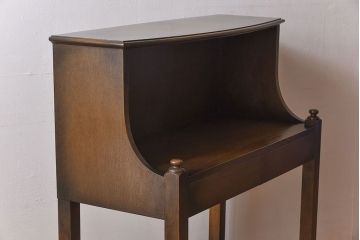 ビンテージ　神戸家具　ナラ材製　こっくりとしたフォルムが上品なサイドテーブル(作業台)