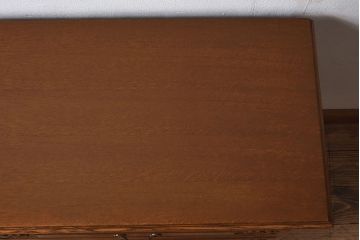 ヴィンテージ家具　オーク材製　彫刻がエレガントなフランスビンテージのチェスト(引き出し)(1)