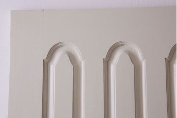 ビンテージ 花梨無垢材　珍しいデザインがお洒落なアンティークホワイトのペイント親子ドア(扉、カリン)